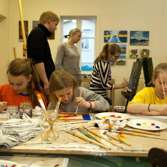 Málað af innlifun. Mynd:Facebooksíðan Sólon myndlistarfélag