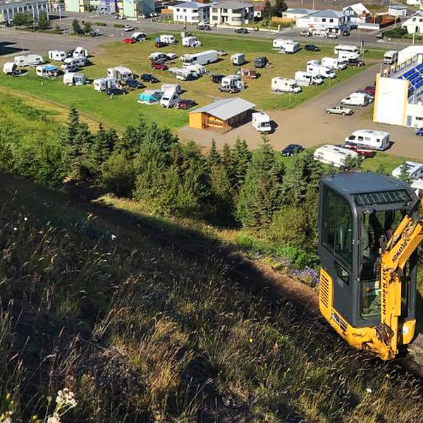 Unnið við stígagerð. MYNDIR: Þ.HANSEN ehf.