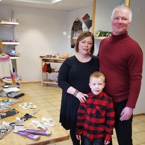 Edda og Þorsteinn við opnun verslunarinnar ásamt Brynleifi syni þeirra. Mynd: Húni.is.