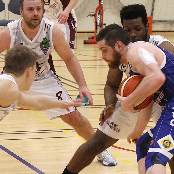 Tindastólsmenn reyna að stöðva Ólaf Ólafs – það gekk bara ekkert í kvöld því hann gerði 33 stig.  MYND: ÓAB