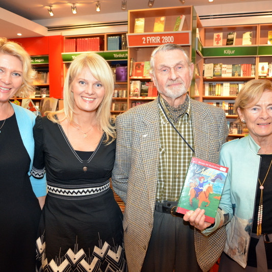 Útgáfu nýjustu bókarinnar um Nikký fagnað. Ólöf Rún systir Brynju, henni á hægri hönd, þá pabbi hennar og mamma Skúli Br. Steinþórsson og Ólöf Sigurðardóttir.