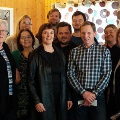 Skúli (annar frá vinstri) og Ólöf (þriðja frá vinstri) afhentu Tónlistarskólanum veglega gjöf, peningaupphæð sem safnað var í sameiginlegu afmæli þeirra fyrr í október.