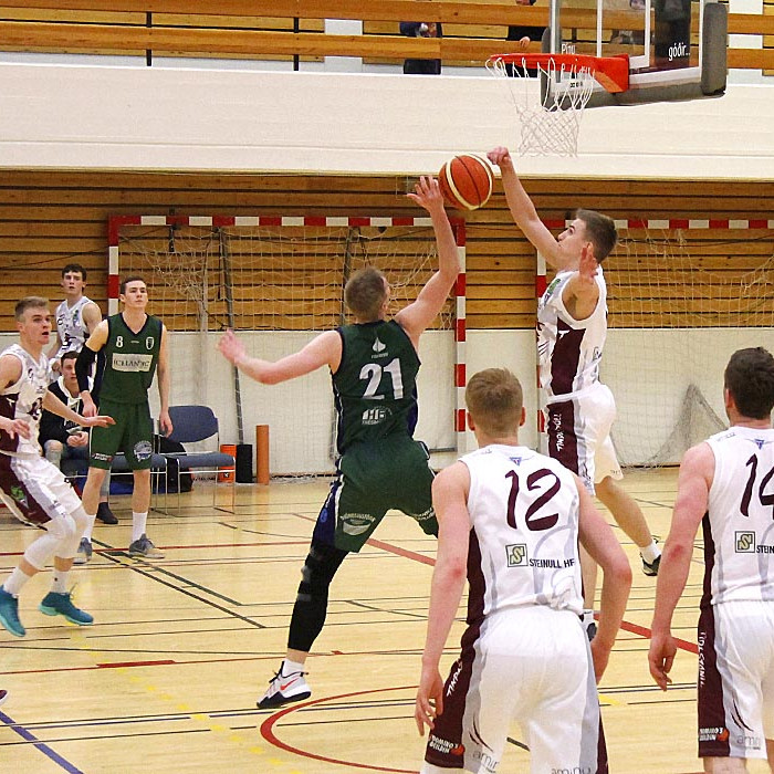 Pétur var stigahæstur leikmanna Tindastóls með 19 stig. Hér ver hann skot.  MYND: ÓAB