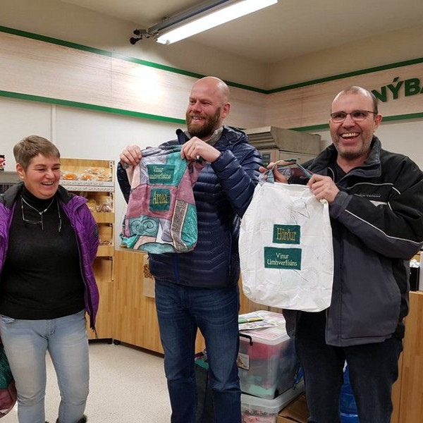 Anna Margrét færði Arnari Þór, sveitarstjóra, og Herði, bæjarstjórnarmanni, sérmerkta poka. Mynd: Húni.is.