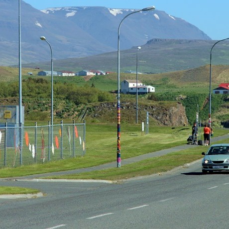 Vakin er athygli á því að á næstkomandi þriðjudagskvöld hittast prjónagraffarar á Blönduósi og ljúka við uppsetningu á verkum sínum á ljósastaura, skilti o.fl. í bænum og sveitunum í kring. Mynd/BÞ