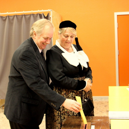 Prúðbúnir kjósendur á Sauðárkróki. Mynd: PF