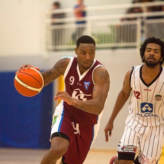 Anthony Gurley fer framhjá Tobin Carberry en þeir voru stigahæstu menn vallarins, Gurley með 17 stig en Carberry 31. MYNDIR: ATLI BERG KÁRASON