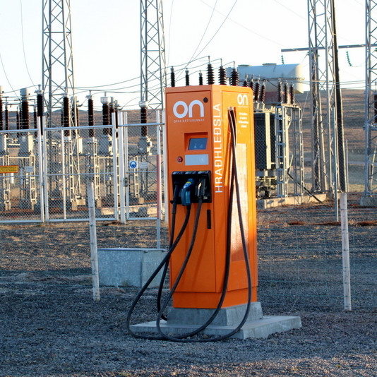 Hraðhleðslustöðin stendur til bráðabirgða við spennuvirki Landsnets ofan Varmahlíðar. Mynd: PF.