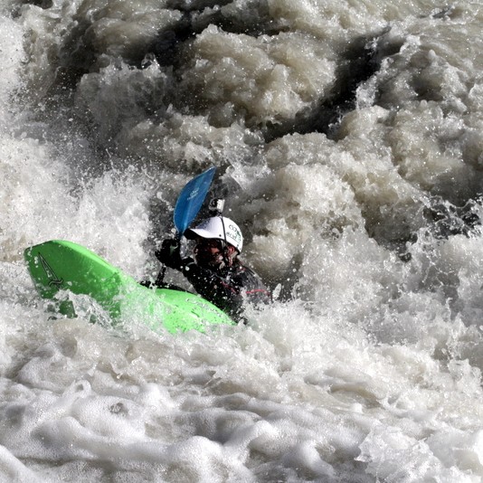 Bestu straum kayak ræðarar keppa í Jökulsá austari