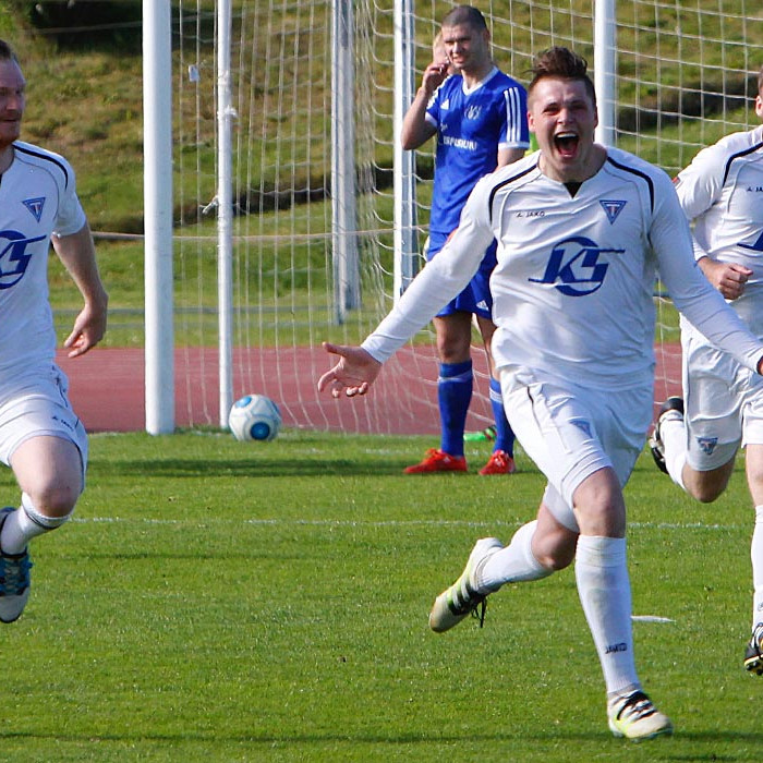 Ragnar fagnar. Ragnar Þór Gunnarsson gerði fyrsta mark leiksins og fagnar hér glaðbeittur ásamt þeim Fannari Kolbeins og Stephen Walmsley. Víðismenn lítið ánægðir að sjálfsögðu.  MYND: ÓAB