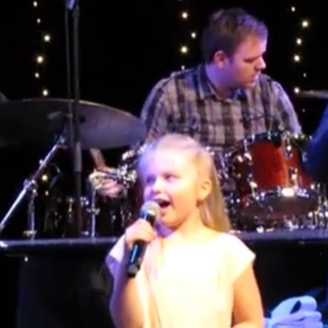 Ragnhildur Sigurlaug Guttormsdóttir frá Grænumýri heillar áhorfendur er hún syngur  „Ó, Helga nótt” á Jólatónleikum Gospelkórs Akureyrar. Mynd/Skjáskot úr myndskeiði af facebook.