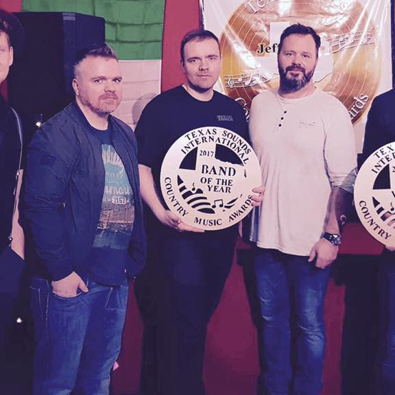 Tónlistarmaðurinn Rúnar Eff setti mynd af þeim félögum á Facebooksíðu sína með verðlaunagripina góðu. Reynir Snær er lengst til vinstri á myndinni.