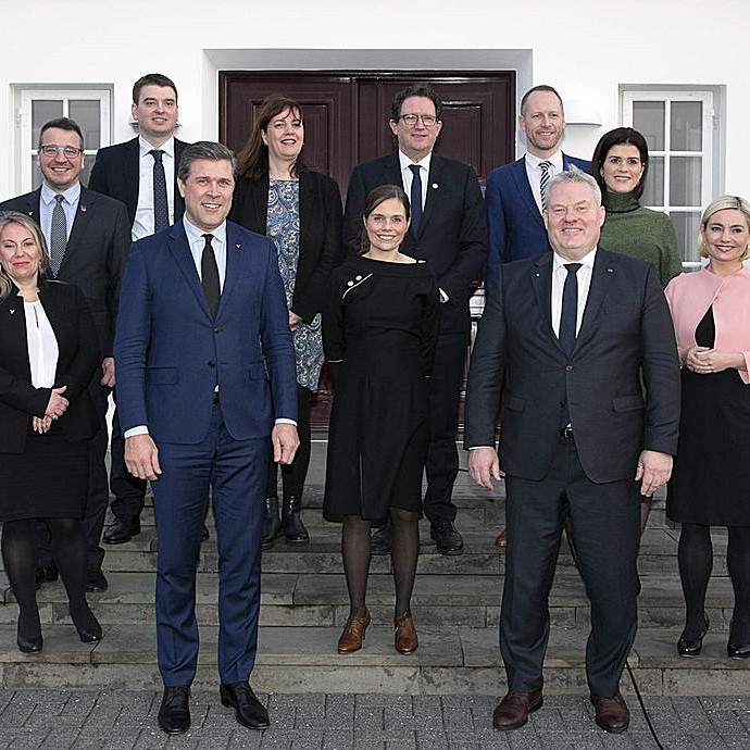 Innan ríkisstjórnarinnar sjá völvurnar persónu sem leikur tveimur skjöldum. Mynd: Stjórnarráðið.