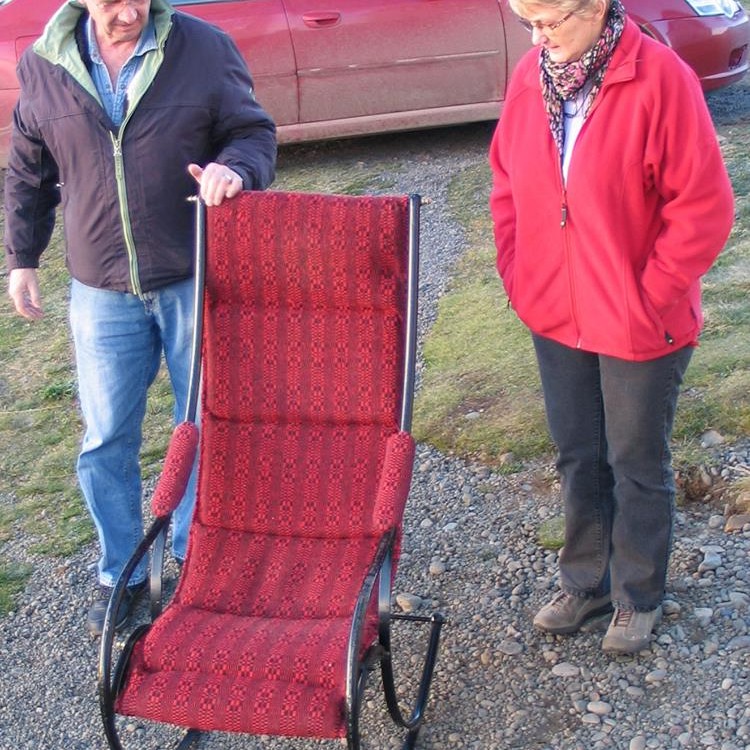 Hjónin Sigríður B. Pálsdóttir og Reynir Sigurðsson færðu Byggðasafni Skagfirðinga ruggustólinn fyrir skömmu. Mynd: Fésbókarsíða Byggðasafnsins.