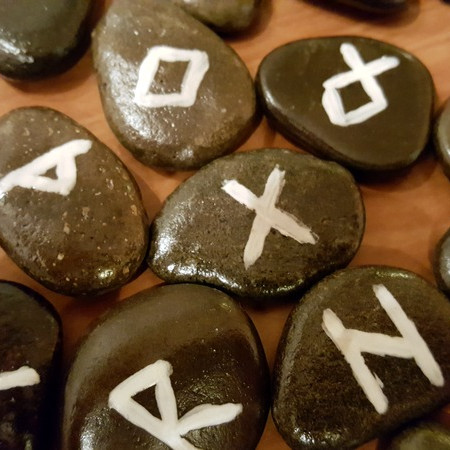 Ef ekki á að koma til hruns, stigið gætilega til jarðar - Völvuspá fyrir árið 2017