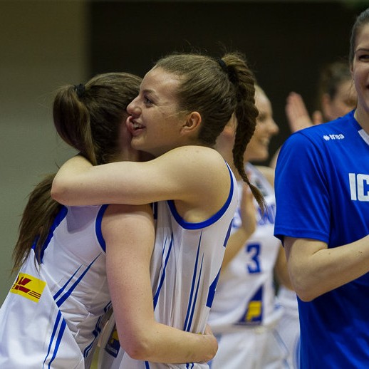 Salbjörg Ragna (lengst til hægri) fagnar í lok leiks. Mynd: karfan.is