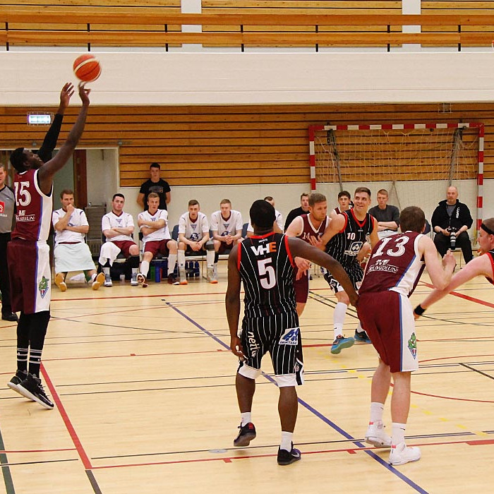 Samb var öruggur á vítalínunni enda nánast teygði hann sig í körfuna. Það verður spennandi að sjá hvernig hann fellur inn í leik Stólanna. MYND: ÓAB