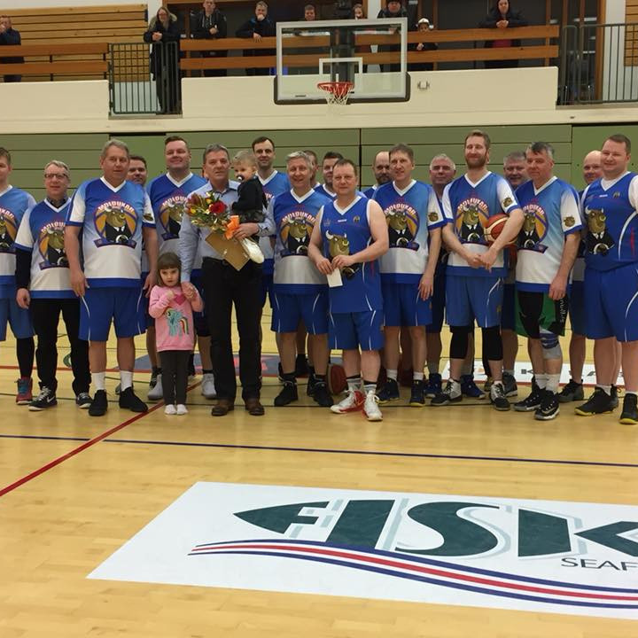 Kári Marísson ásamt MOlduxum við upphaf Jólamóts Molduxa.