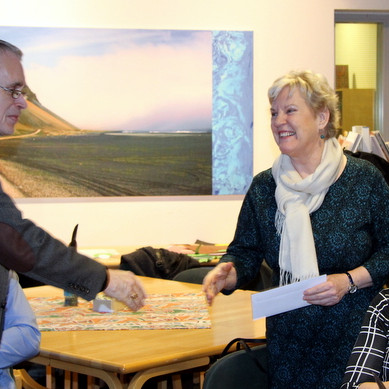 Herdís Á. Sæmundardóttir fræðslustjóri tekur við styrk frá Sáttmálasjóðnum úr höndum Þórólfs Gíslasonar kaupfélagsstjóra KS. Afhendingin fór fram á kennarastofu Árskóla á Sauðárkróki að viðstöddumkennurum og fulltrúum  skólanna í Skagafirði. Mynd: PF