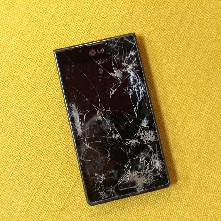 Þessi sími fannst í götunni upp að Merkigili í Skagafirði, að norðanverðu.