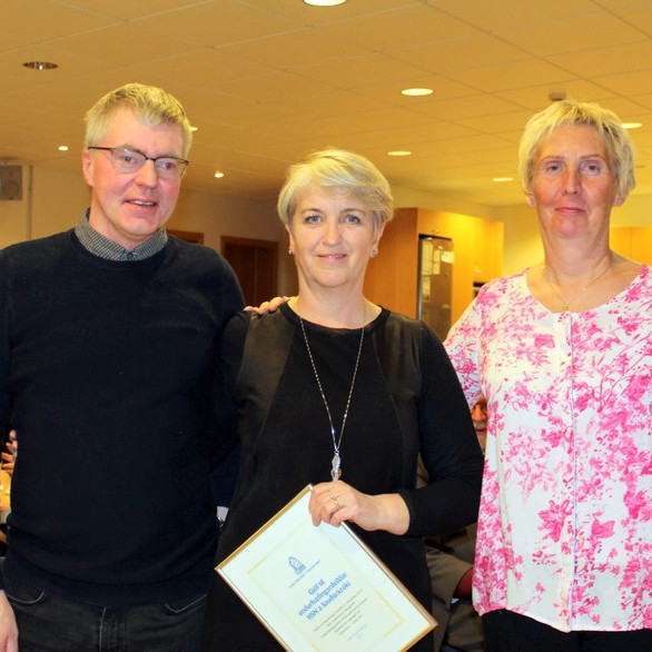 Mynd: Ólafur R. Ólafsson, varaformaður, Fanney Ísold Karlsdóttir yfirsjúkraþjálfari og Stefanía Fjóla Finnbogadóttir, gjaldkeri Sjálfsbjargar í Sagafirði. Mynd: Sæunn Hrönn Jóhannesdóttir.