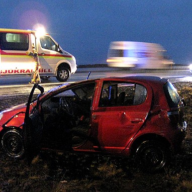 Fækkun sjúkrabíla frestað