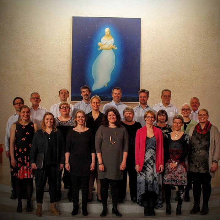 Glaðlegur hópur í Stykkishólmskirkju að afloknum þrennum tónleikum á Vesturlandi. Mynd: Fésbókarsíða Skagfirska kammerkórsins.