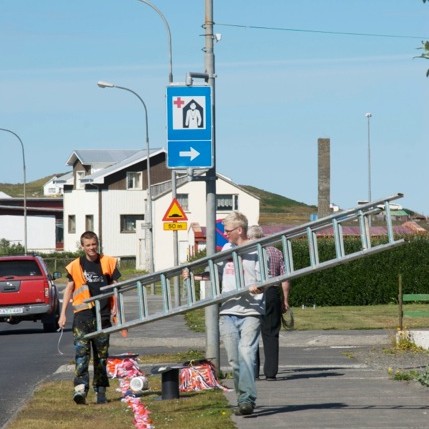 Skagstrendingar skreyttu bæinn í gær