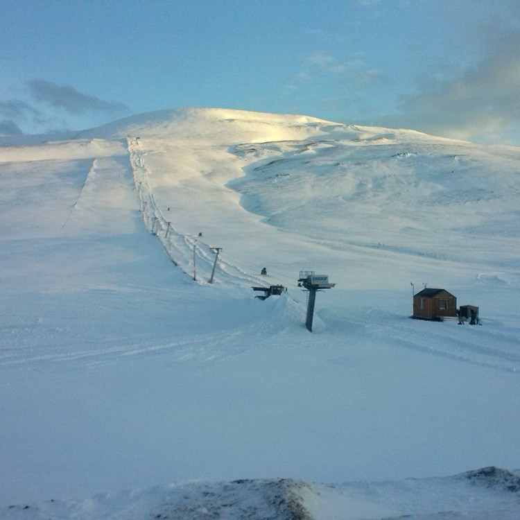 Opnun skíðasvæðis frestað vegna hlýinda