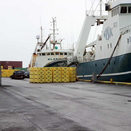 Skip voru tilbúin til að halda til veiða þegar verkfallið leystist en ís var lestaður sl. föstudag í Klakkinn. Mynd: PF.