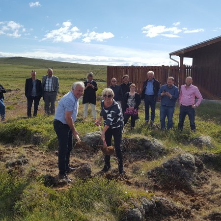 Ragnheiður Elín og Páll tóku fyrstu skóflustunguna að stækkun veiðihússins Ásgarðs við Laxá á Ásum. Mynd: huni.is.
