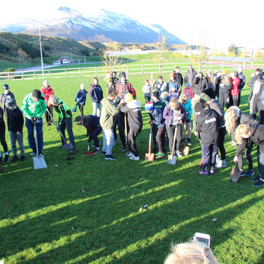 Fjölmargir mættu með skóflur af ýmsum stærðum og gerðum til að taka fyrstu skóflustunguna að gervigrasvellinum á Sauðárkróki. Mynd: PF.