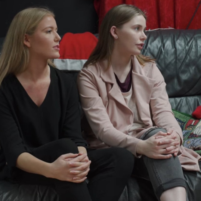 Elín Sveinsdóttir og Helga Sól Árnadóttir í þættinum Skottujól. Skjáskot úr þættinum.