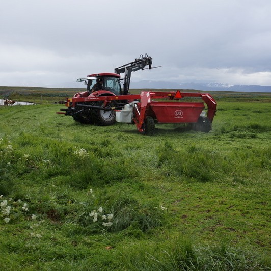 Tilraunir með nýja sláttuvél