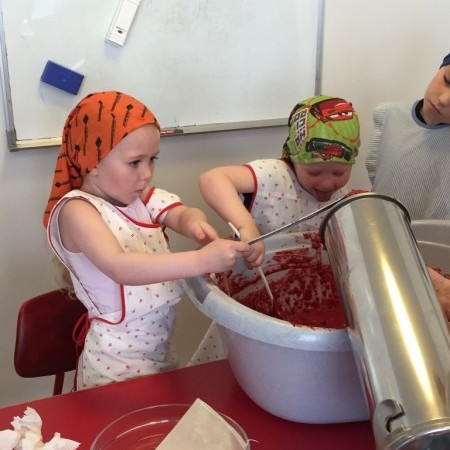 Einbeittir ungir nemendur við sláturgerð. Mynd: gsh.is.