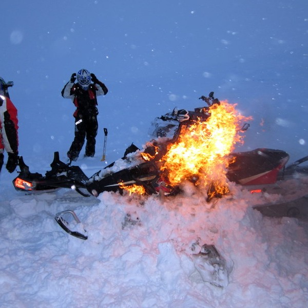 Vélsleði brann til kaldra kola