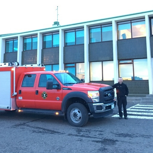 Myndatexti: Pétur R. Arnarsson slökkviliðsstjóri Húnaþings vestra með nýja bílinn fyrir utan Ráðhúsið á Hvammstanga. Mynd: Húnaþing vestra.