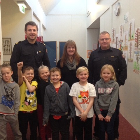 Slökkviliðsmennirnir Svavar Atli og Hreiðar Örn með nemendum og kennara 3. bekkjar Varmahlíðarskóla. Ljósm./Brunavarnir Skagafjarðar.