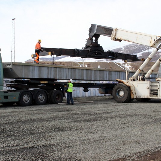 Fyrsta bryggjueiningin af sex í nýju smábátahöfnina á Sauðárkróki komin - Uppfært