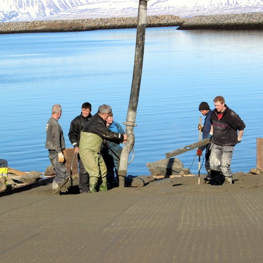 Rampurinn í smábátahöfninni steyptur