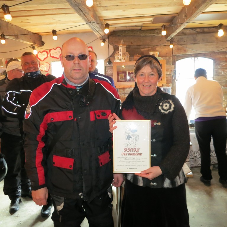 Smaladrengir færa Maddömum peningagjöf