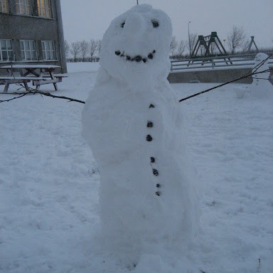 Myndarlegur snjókarl á lóð Blönduskóla. Mynd: blonduskoli.is.