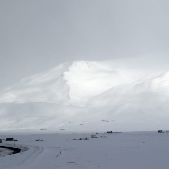 Bíða þess að komast á brimbretti