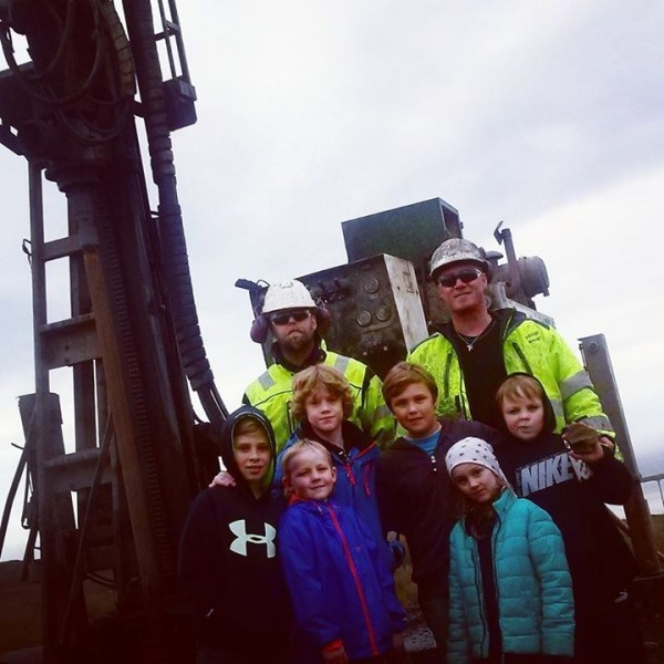 „Þar standa eitursvalir gaurar dag og nótt og bora sig hálfa leið niður að miðju jarðar,“ segir á vef Grunnskólans austan Vatna um vísindaferð nemenda Sólgarðaskóla. Ljósm./gsh.is