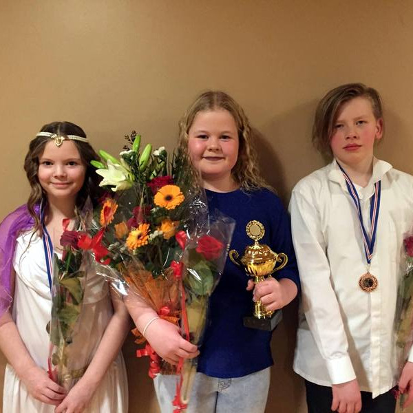 Sigurvegari yngri flokks, Hrafnhildur Ísabella, fyrir miðju. Dagbjört Jóna (t.v.) varð í öðru sæti og Axel Noi (t.h.) í því þriðja. Myndir:Ragnheiður Sveinsdóttir.