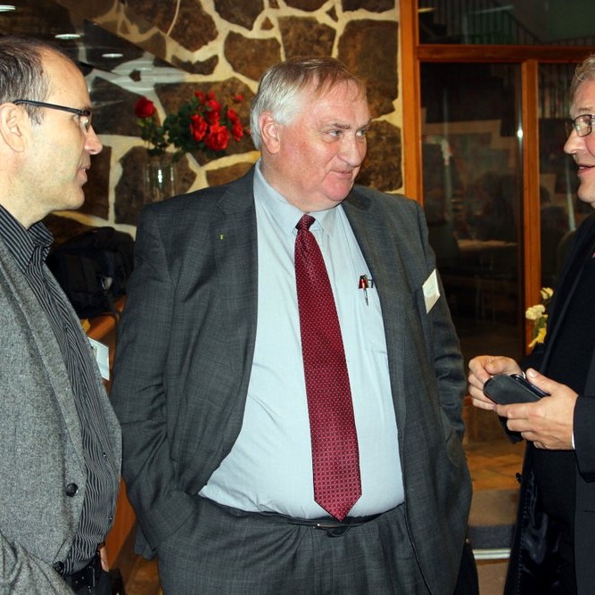 Skrafað og skeggrætt á ársþingi SSNV. Frá vinstri: Hörður Ríkharðsson, Valgarður Hilmarsson og Karl Björnsson, framkvæmdastjóri Samtaka sveitarfélaga. Mynd: KSE