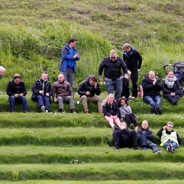 Framkvæmdir á áhorfendasvæði íþróttavallar