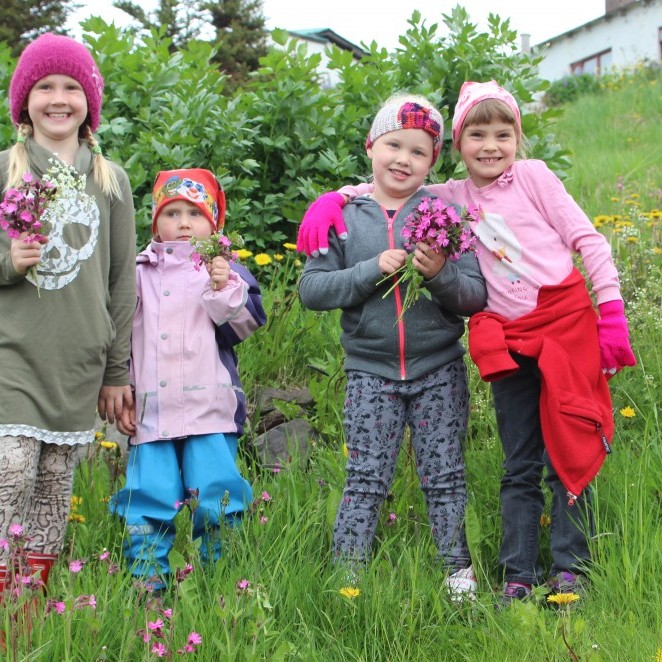 Kátar stelpur á Hofsósi sumarið 2013. Mynd: KSE