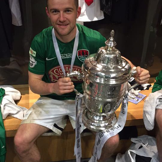 Steven Beattie með bikarinn. Mynd fengin að láni af FB-síðu kappans.