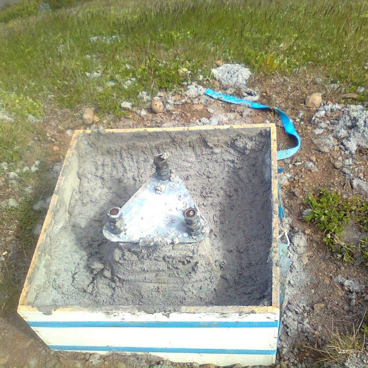 Eins og sést hefur einhver eða einhverjir mokað steypunni vandlega upp úr mótinu og dreift henni um næsta nágrenni. Mynd: FB Svf. Skagafj.